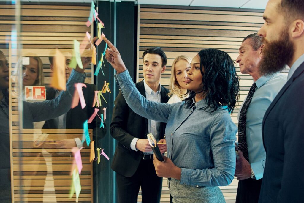 Team analysiert Unternehmensdaten für die Bonitätsanalyse mit ACREDIA Grading.