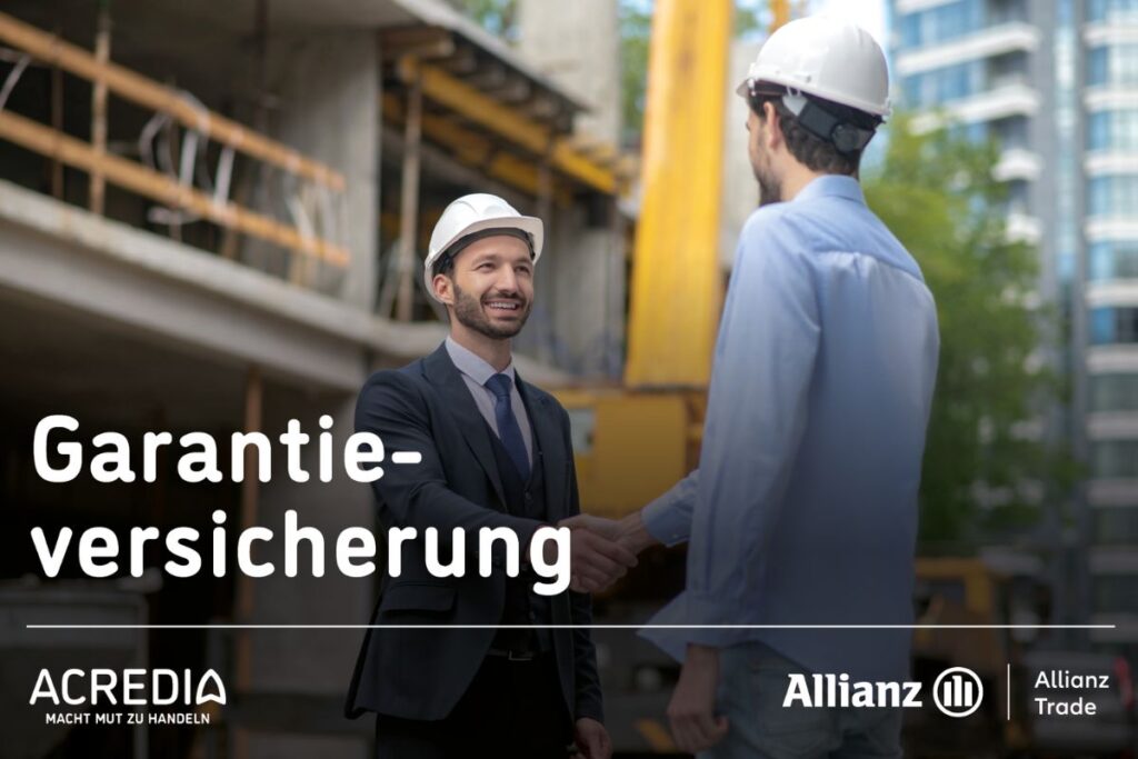 Zwei Geschäftspartner mit Schutzhelmen besiegeln eine Garantieversicherung auf einer Baustelle als Symbol für finanzielle Sicherheit und erfolgreiche Projektabsicherung.